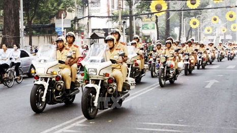 Sắc áo vàng trên thành phố mang tên Bác