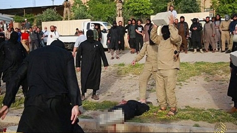 Hai người đàn ông bị IS hành quyết bằng cách dùng bê tông đập