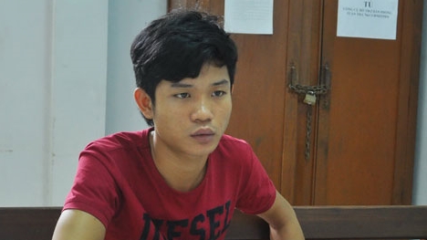 ‘Ma cô’ ném nữ tiếp viên karaoke xuống triền sông