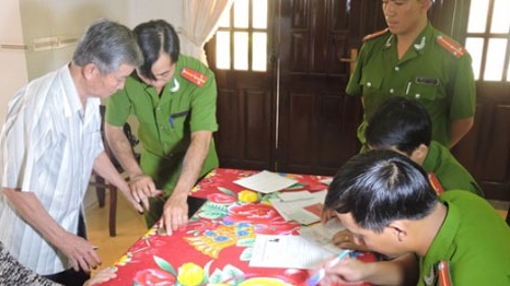 Triển khai làm chứng minh nhân dân tại nhà cho người cao tuổi