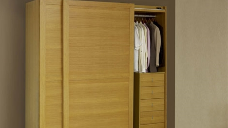 Kẻ trộm trốn trong tủ quần áo