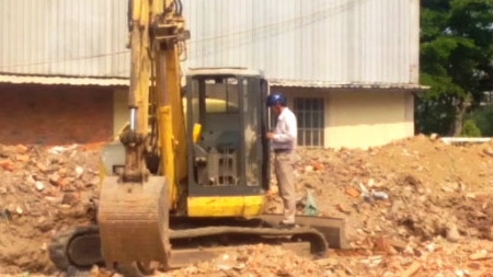 Người lượm ve chai bị xe cuốc tông tử vong