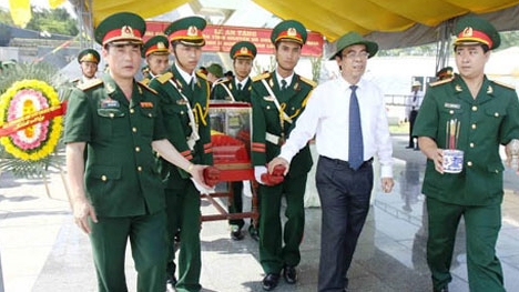 Truy điệu, an táng 13 hài cốt liệt sỹ hy sinh tại Lào