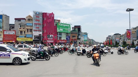 Cảnh sát giao thông Hà Nội bám mặt đường ngày nắng nóng