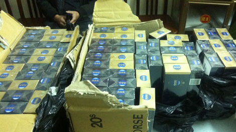 Xe tải chở ‘chui’ 12.000 bao thuốc ‘ba số’