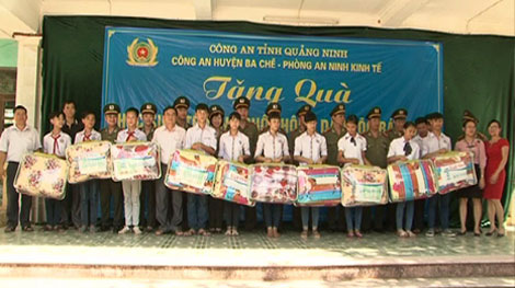 Tặng quà cho học sinh dân tộc huyện Ba Chẽ