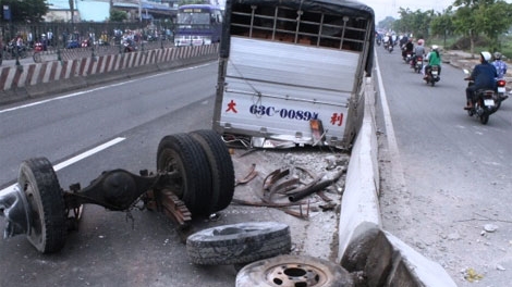 Xe tải nổ lốp ‘cuốn trôi’ 30m dải phân cách