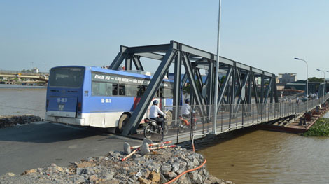 Nơm nớp lo khi đi trên cầu phao tạm