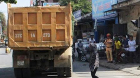 Một phụ nữ trên đường đi chợ về bị xe tải cán tử vong