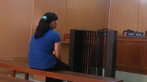 Đi tù vì tạt nước sôi hàng xóm