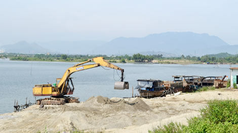 Doanh nghiệp tư nhân ngang nhiên khai thác cát trái phép