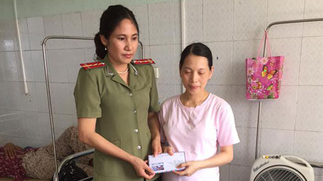 Báo CAND tặng quà 2 cán bộ Công an huyện Thạch Thành