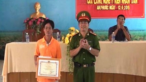 Khen thưởng người dân cào hến nhặt được súng mang nộp Công an