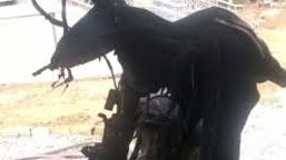 Tự đốt xe máy để dọa người yêu