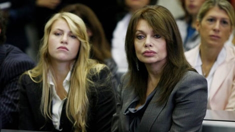 Vợ cũ cựu Thủ tướng Italia “ngồi mát ăn bát vàng”