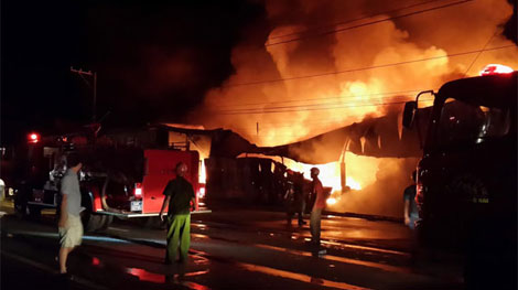 Cháy lớn tại kho vải gia công trên Quốc lộ 51