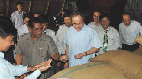 Chủ tịch MTTQ Nguyễn Thiện Nhân khảo sát mô hình HTX điểm