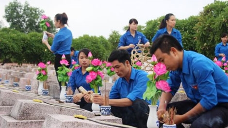 3.000 bình hoa sen dâng lên phần mộ các liệt sỹ