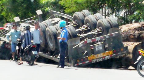 Xe rơ moóc chở gỗ ‘chổng vó’ giữa ngã tư