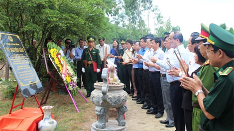 Đồng chí Nguyễn Thiện Nhân viếng mộ Đại tướng Võ Nguyên Giáp