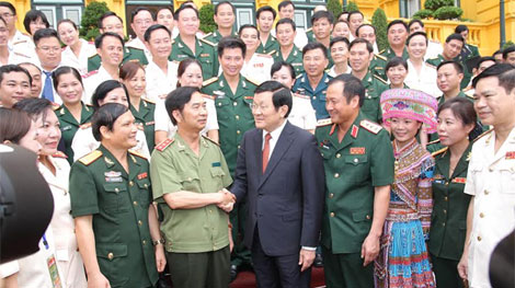 Chủ tịch nước gặp mặt đoàn viên Công đoàn Công an - Quân đội tiêu biểu