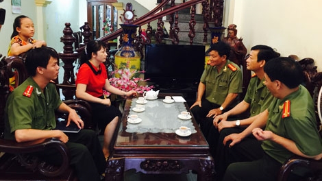 Tặng quà gia đình liệt sĩ Công an TP Hải Phòng