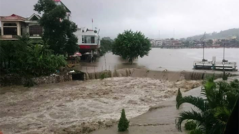 TP Uông Bí đang chìm trong biển nước