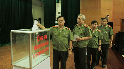  Quyên góp 1 ngày lương ủng hộ đồng bào gặp thiên tai