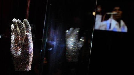 Đấu giá trực tuyến găng tay của “Vua nhạc pop”