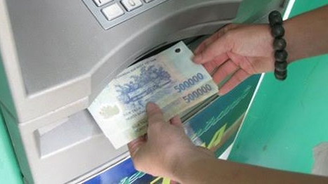 3 ông Tây gắn chíp điện tử trên máy ATM trộm tiền tỷ