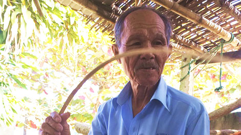 Ông lão không chân “giữ lửa” nghề đan thúng chai xuất ngoại