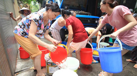 Giữa thủ đô, dân vật vã, khốn khổ vì mất nước