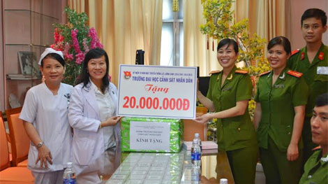 Đại học CSND trao quà cho thiếu nhi Làng Hòa Bình