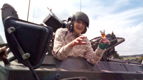 Cụ bà 101 tuổi lái xe tăng mừng sinh nhật