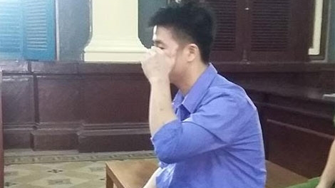 Bị phát hiện, kẻ đồi bại khỏa thân leo rào bỏ chạy