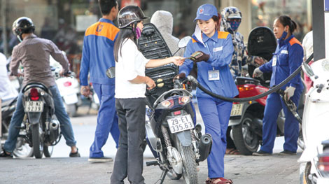 Dầu thô về mức đáy năm 2008, giá bán lẻ vẫn ‘ngất ngưởng’
