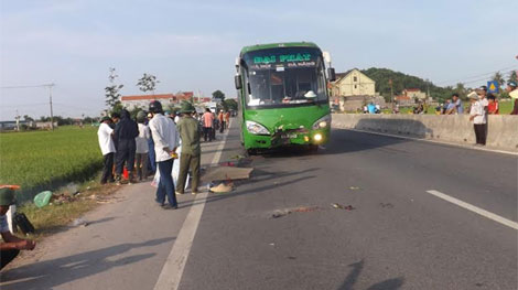 Trên đường đi chợ, 1 phụ nữ bị xe khách đâm tử vong