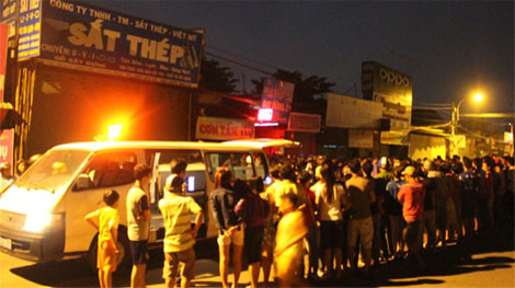 Nằm giữa đường ray bị tàu hỏa cán chết