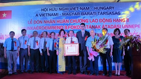 Hội hữu nghị Việt Nam-Hungary đón Huân chương Lao động hạng Ba