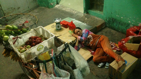 Bài 2: Người vất vả kiếm cơm, kẻ ăn chơi vô độ