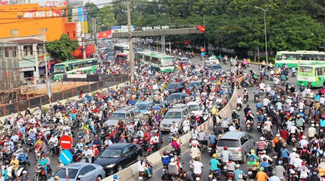 CSGT 'mướt mồ hôi' điều tiết giao thông