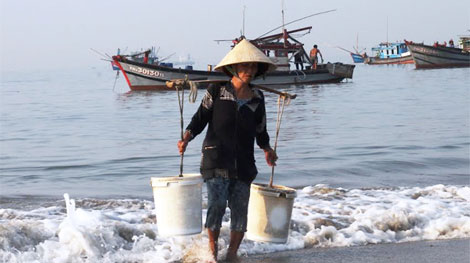 Nhọc nhằn những gánh nước thuê trên bãi biển Thọ Quang