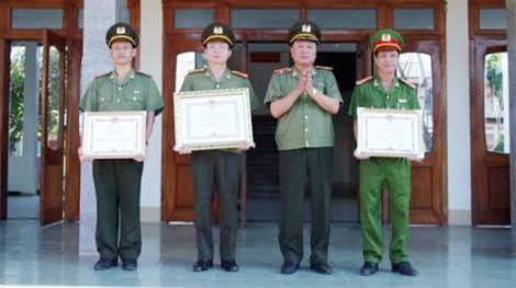 Khen thưởng nhiều tập thể, cá nhân thuộc Công an Kon Tum