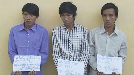 Nửa đêm giăng dây điện ngang đường để chặn cướp xe môtô