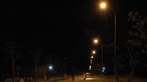 Lắp đặt hệ thống chiếu sáng trên đê hữu Hồng thuộc địa bàn Ba Vì