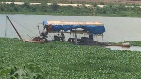 Ngang nhiên hút cát đem bán giữa Thủ đô Hà Nội