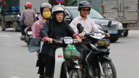 Người Hà Nội đón đợt không khí lạnh đầu mùa