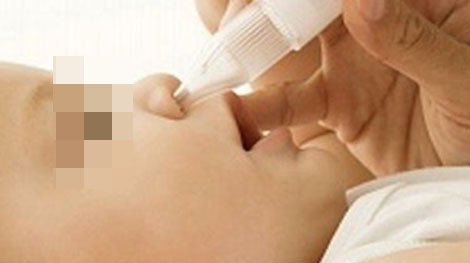 Trẻ 28 tháng tuổi nhập viện vì mẹ nhỏ nhầm cồn 90 độ vào mũi
