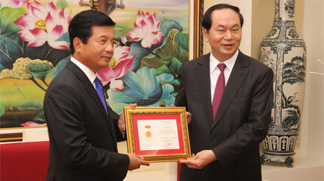 Trao Kỷ niệm chương "Vì sự nghiệp Bảo vệ ANTQ" tặng Đại sứ Lào Somphon Sichalon