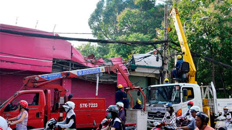 Cây cổ thụ bật gốc đè sập cửa hàng trong cơn mưa